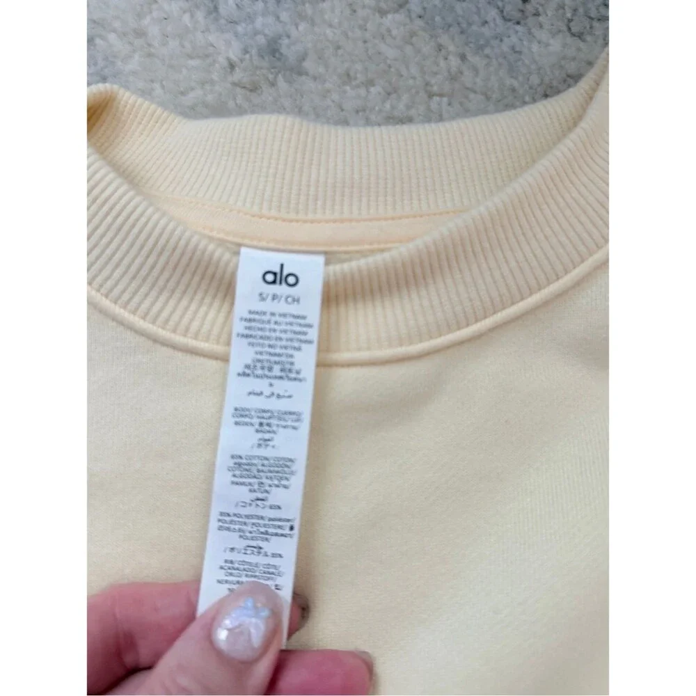 Alo-yoga Women's Candlelight yellow Accolade Crew and Shorts